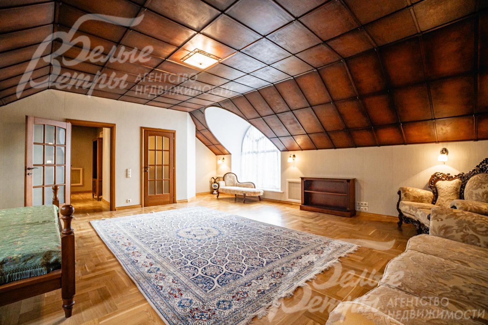 Большая спальня на мансардном этаже с санузлом и гардеробной