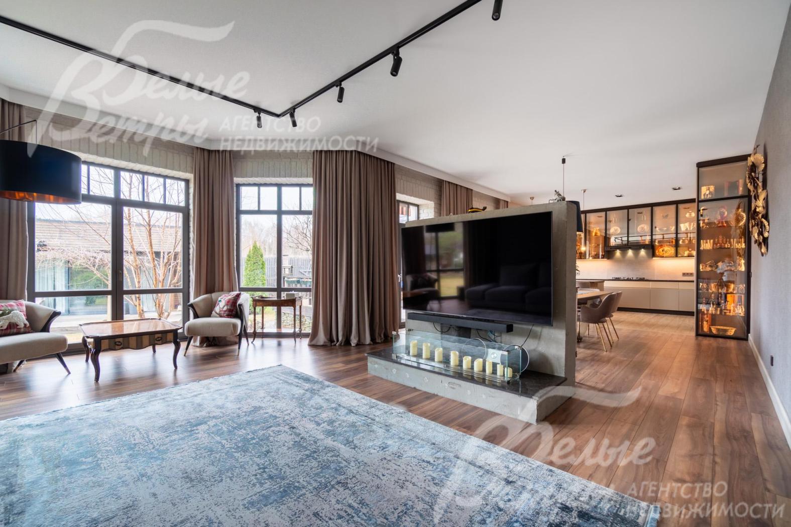 Единое пространство гостиной, кухни и столовой — это открытая зона с плавным зонированием, объединённая общей цветовой гаммой и отделочными материалами