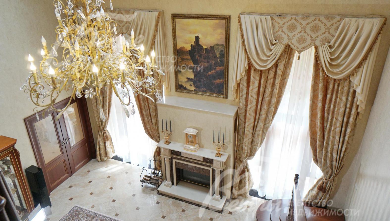 Вид со второго этажа на гостиную