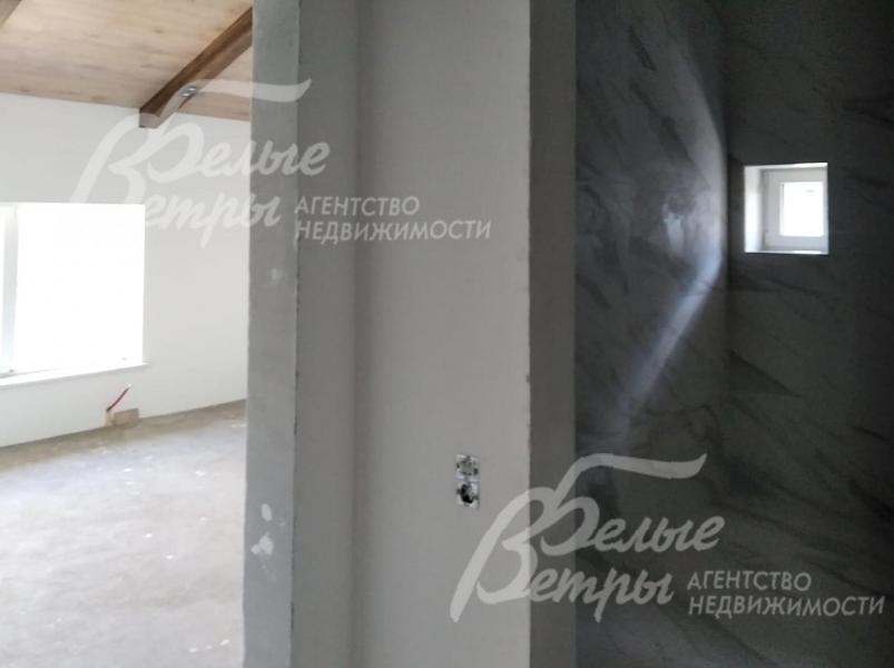 Коммуникации разведены до точек, установлены газовый котёл Buderus на 24 кВт и бойлер на 150 л