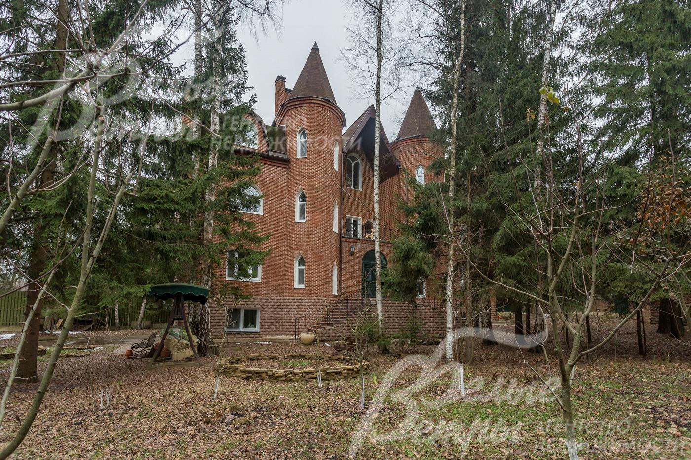 дом в замковом стиле на участке, который не просматривается с соседних участков