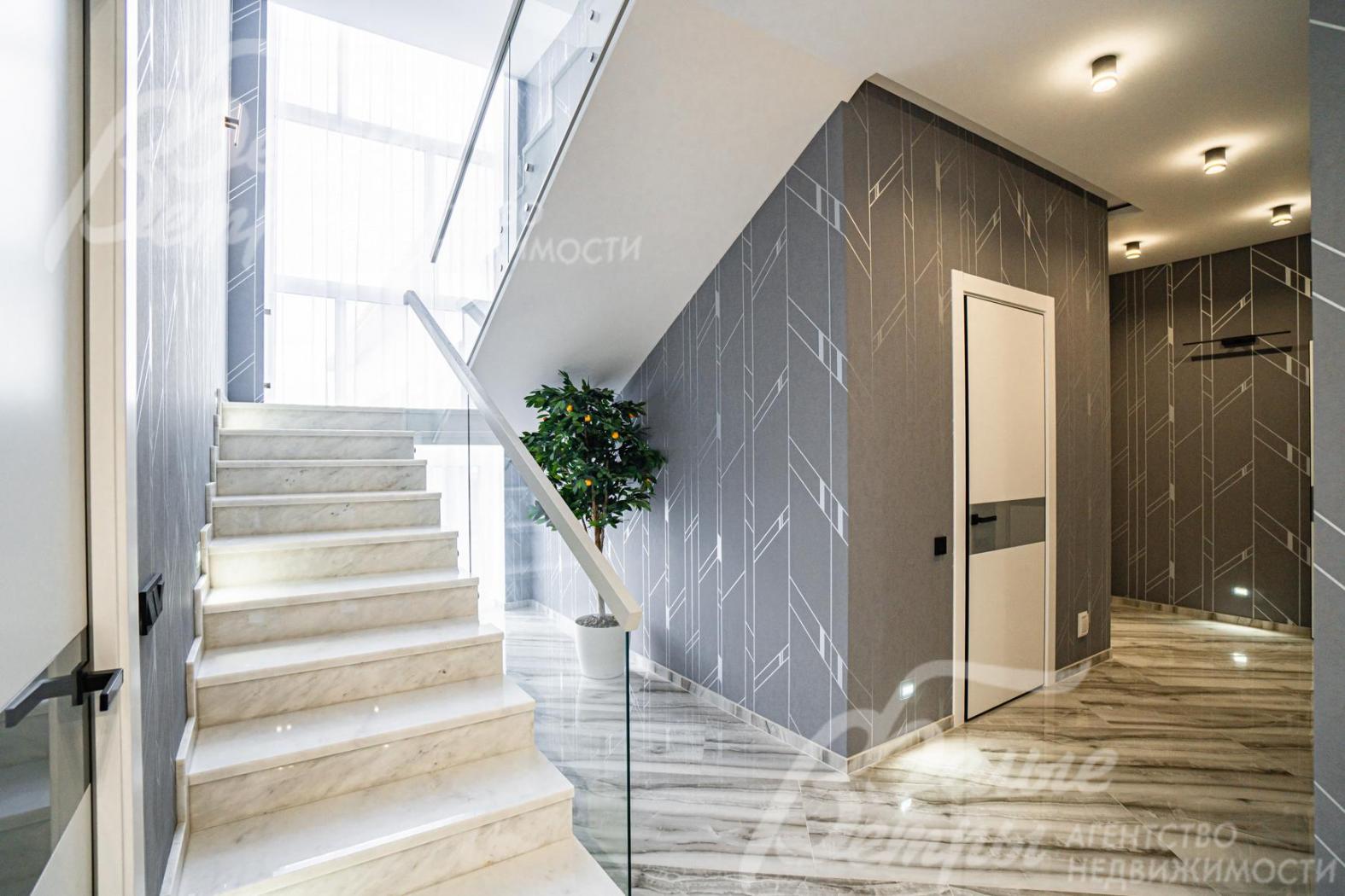 Холл первого этажа