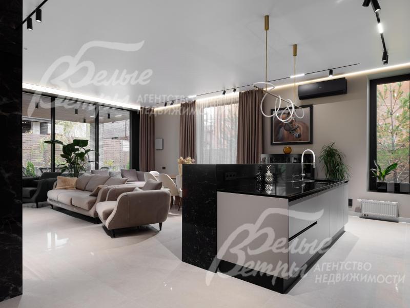 В центре кухонного острова - встроенная раковина