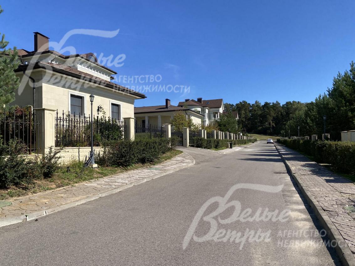 Широкие асфальтовые дороги с тротуарами в поселке Идиллия