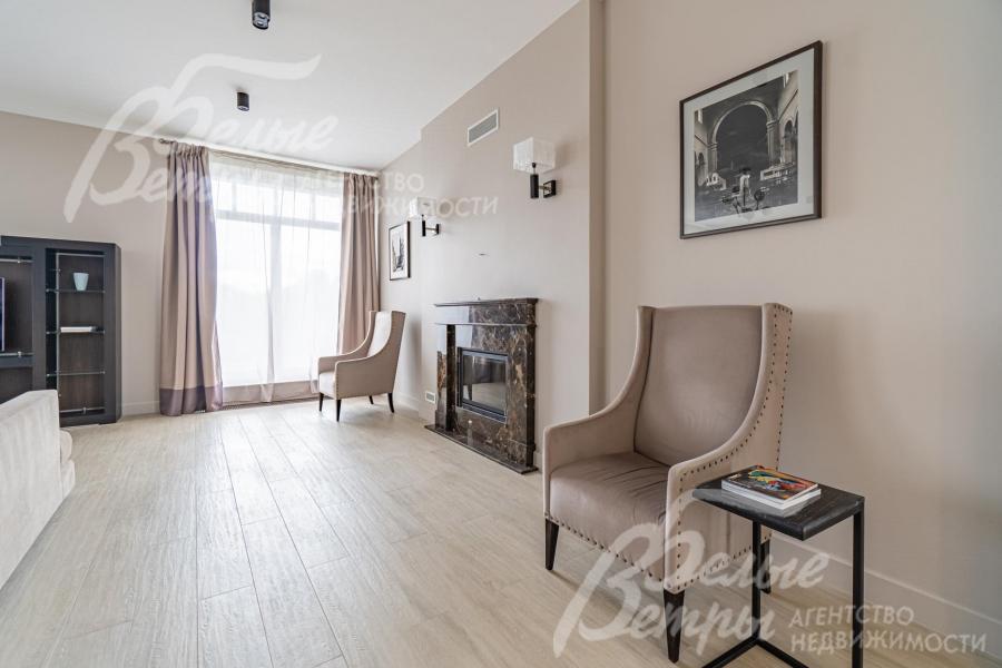 На полу инженерная доска, камин из мрамора Имперадор Дарк