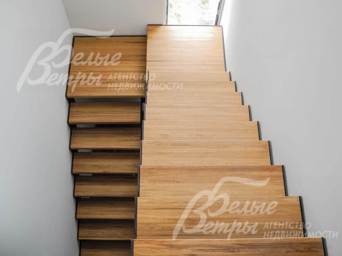 Лестница со ступенями из дуба