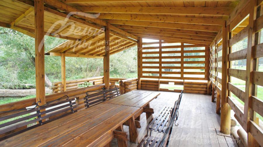 Беседка у реки в общественной зоне отдыха