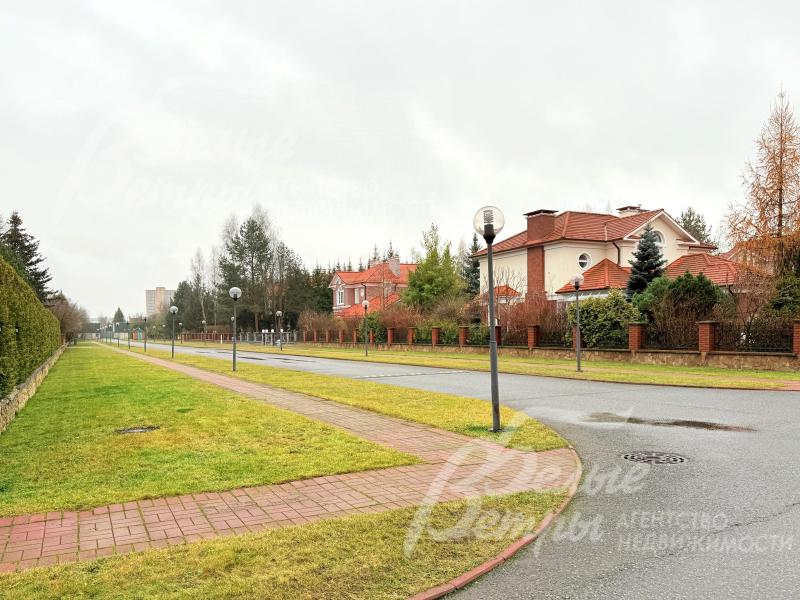 Участок располагается в престижном строго охраняемом клубном коттеджном посёлке с единой концепцией застройки