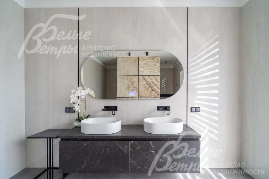 В санузле мастер-спальни - каменная тумба на две раковины