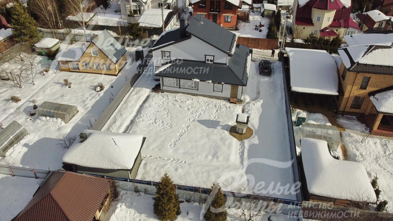 Участок огорожен забором из металлопрофиля по всему периметру, фасадная часть - с каменными столбами на бетонной основе