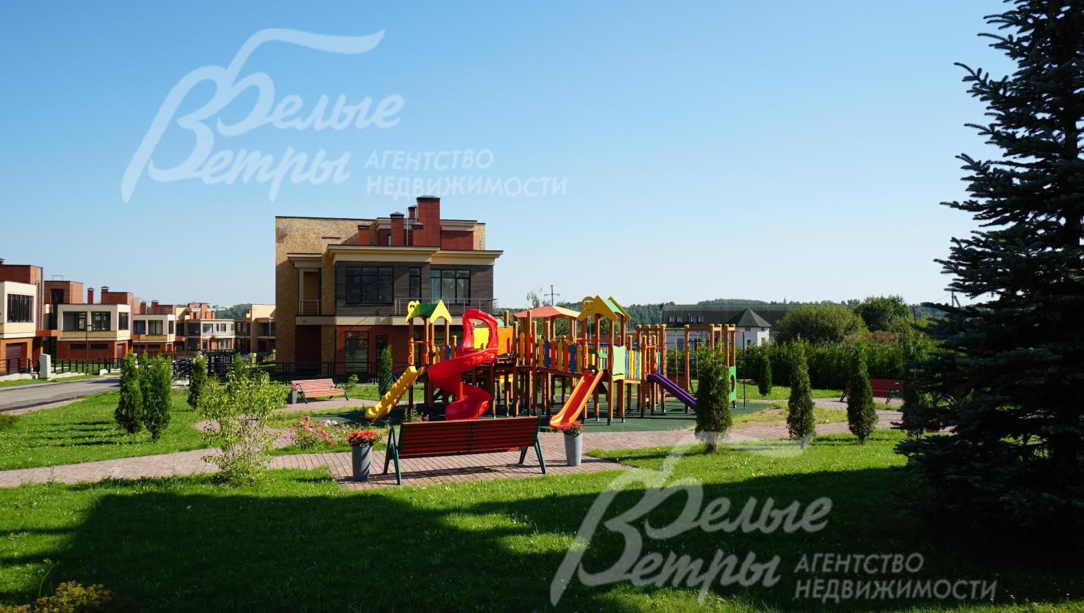 Детская площадка на территории поселка