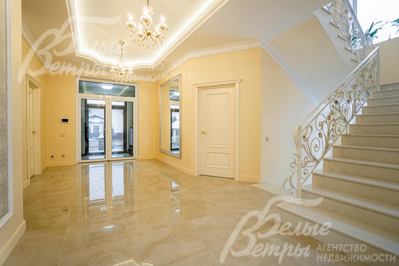 Холл первого этажа, входные двери - стеклопакет