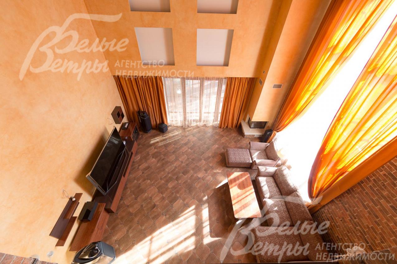 Гостиная 40 кв.м с потолками 642см. На стенах - красивая декоративная штукатурка, имитирующая старину. Потолок отделан массивом палисандра