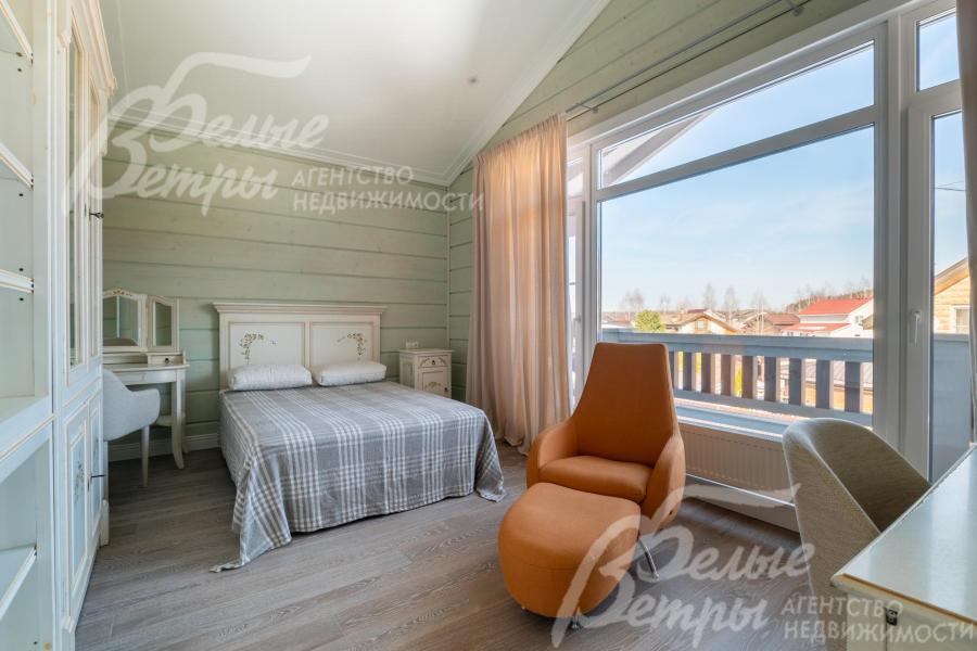 На втором этаже располагаются три спальни, в каждой из них - испанская и немецкая коллекционная мебель