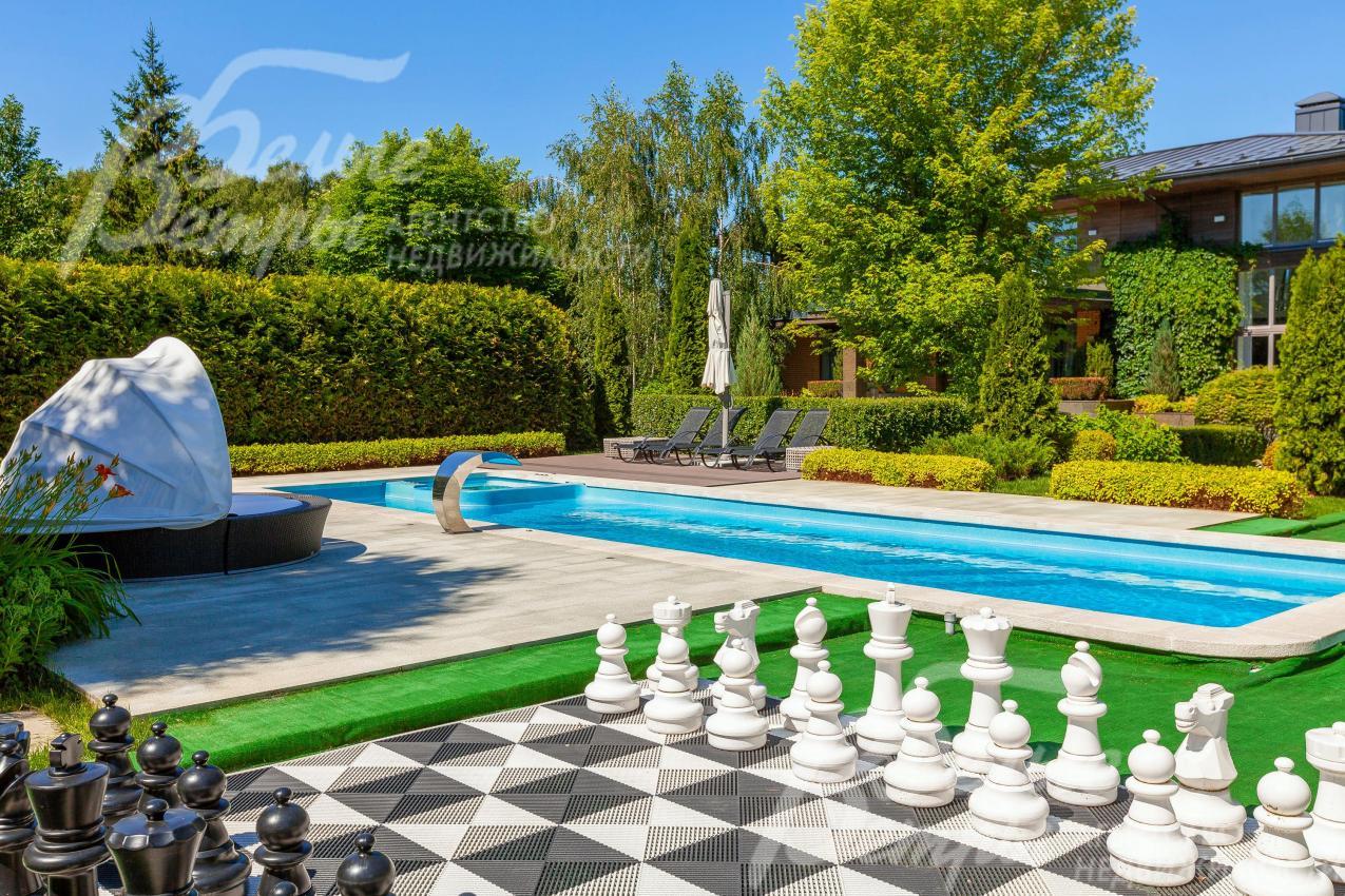 Зона отдыха у бассейна выложена плиткой