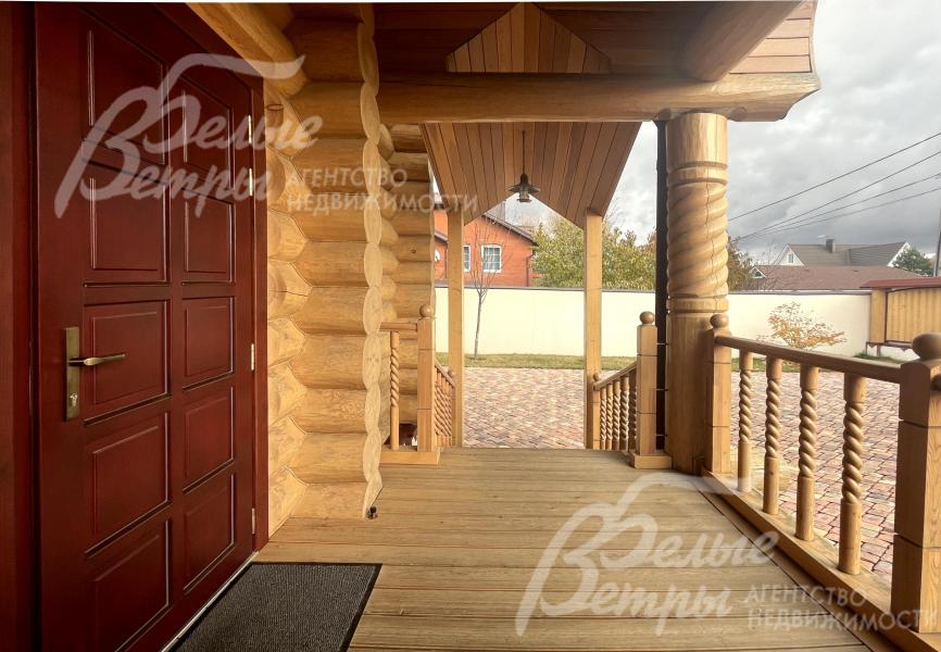 Вход в основной дом - через крытое крыльцо с двухмаршевой лестницей