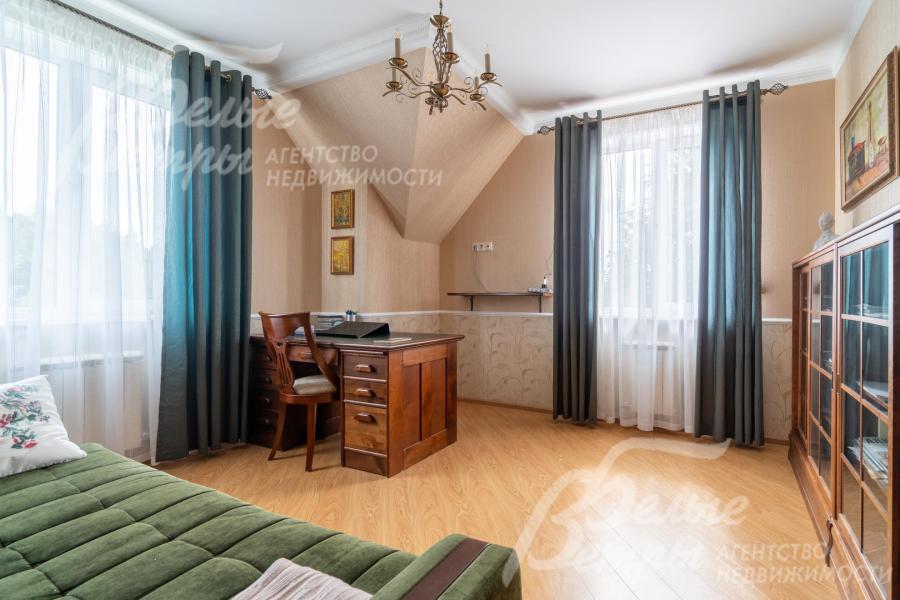 Спальня-кабинет на втором этаже с диваном, стеллажом и финским рабочим столом