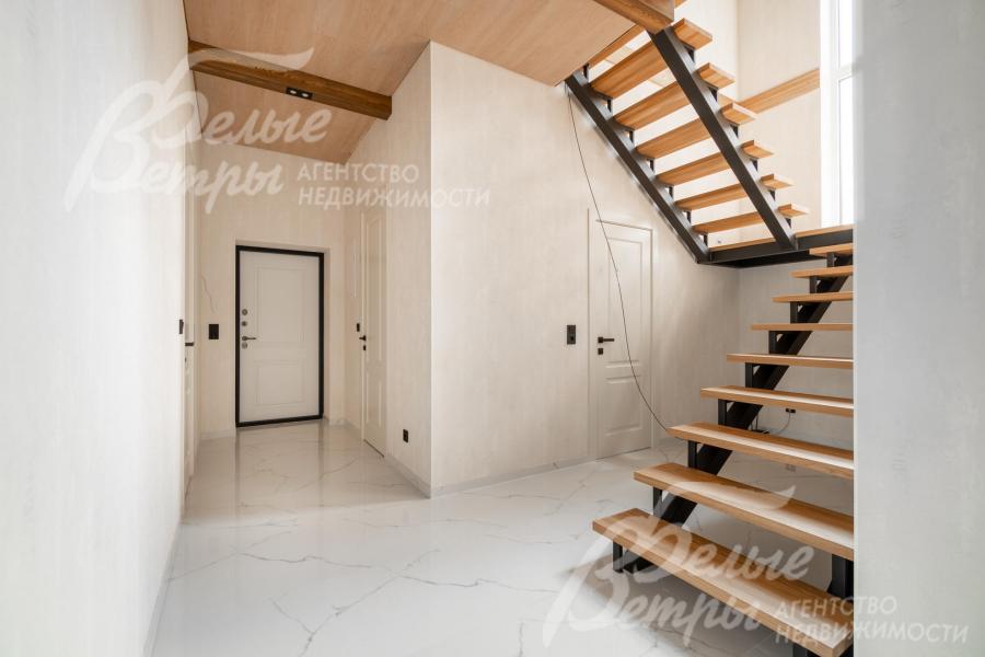 Главный вход в дом. Справа от двери - гардеробная. Возле лестницы - вход в котельную