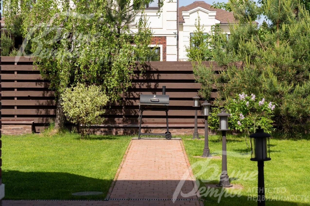 На участке стоит мангал