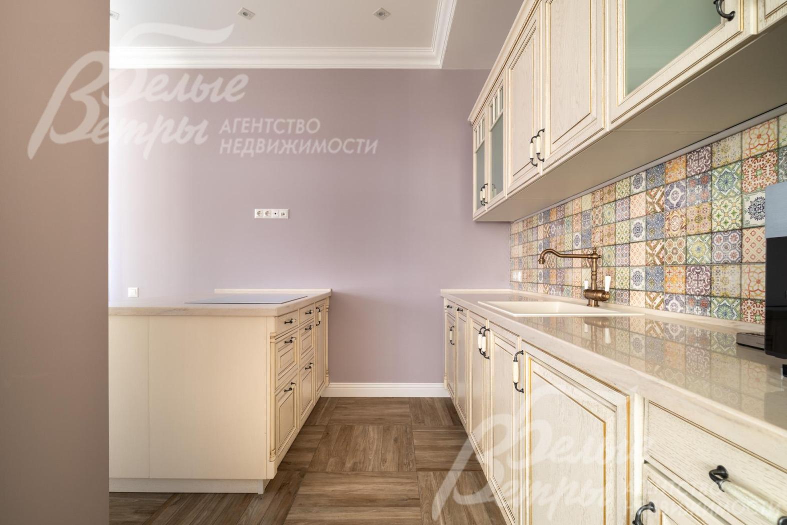 Кухня укомплектована встроенной техникой Graude (Германия): варочная панель, духовой шкаф, посудомоечная машина, также установлены холодильник и морозильная камера Liebherr