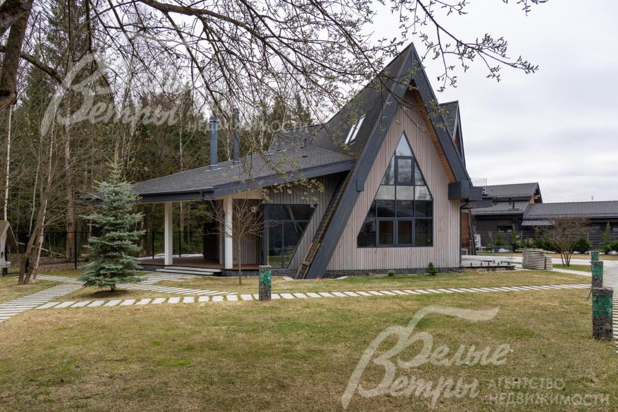 Прилесный угловой участок с ровным рельефом находится на границе коттеджного посёлка в тихой приватной живописной зоне