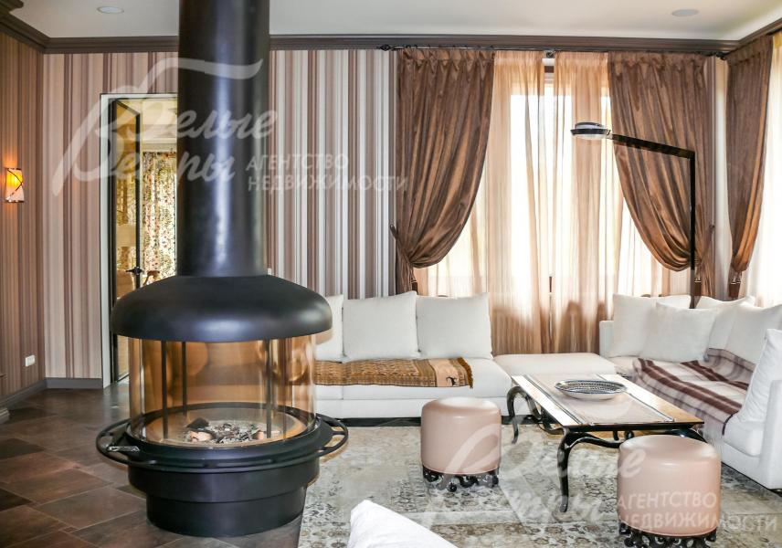 Гостиная 39,3 кв.м со вторым светом и с импортным металлическим круглым камином (остекление по кругу - эффект "костра").