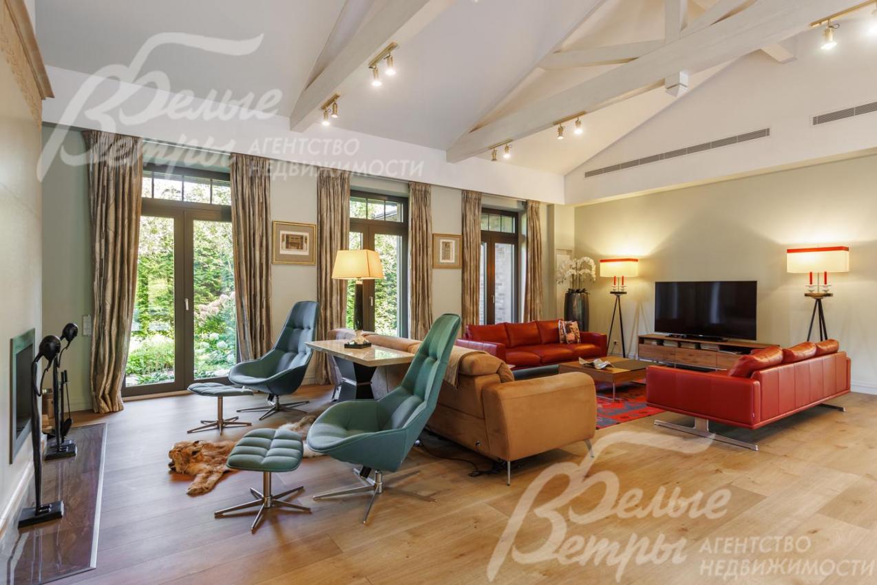 Гостиная с выходом на террасу.