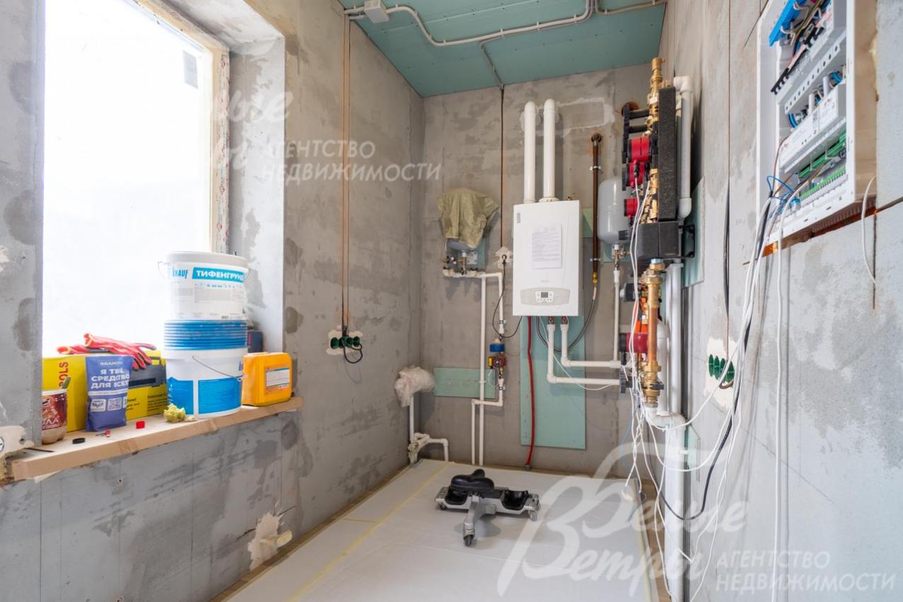 Котельная оборудована под ключ: установлены газовый котёл Baxi 35 кВт, резервный электрический котёл на 6 кВт, бойлер косвенного нагрева 200 литров и трёхступенчатая система фильтрации воды