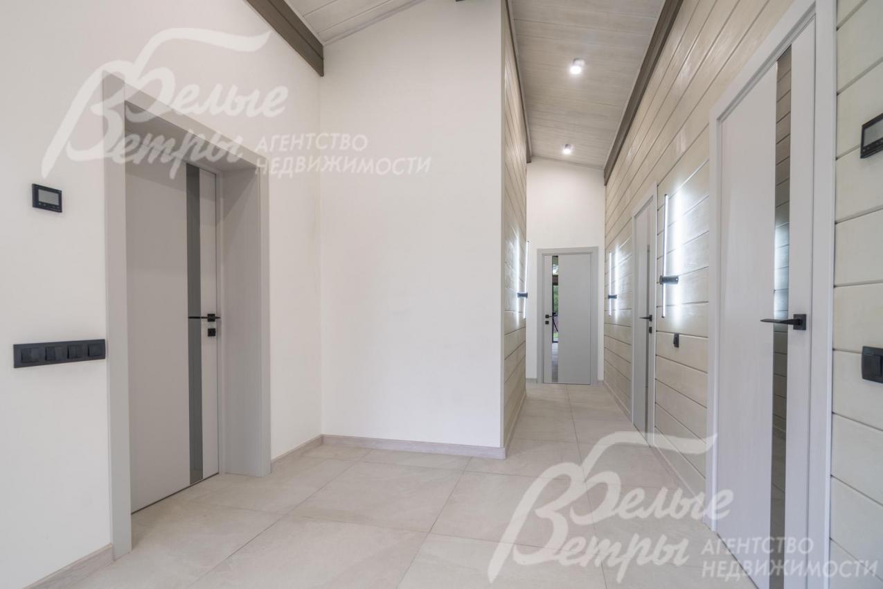 Коридор дома: на полу - керамогранит с подогревом