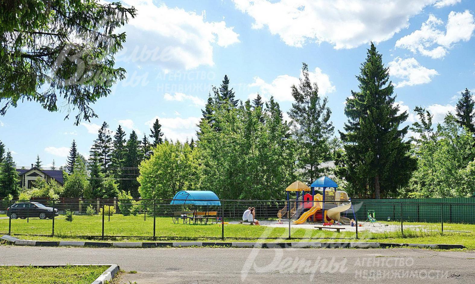 Детская площадка в поселке