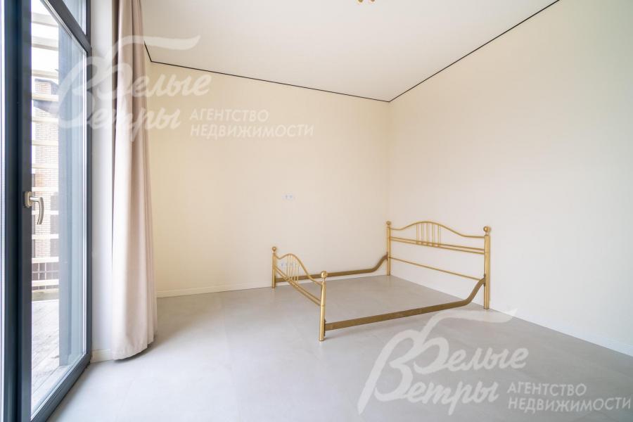 Спальня на первом этаже с большим панорамным окном и выходом на террасу