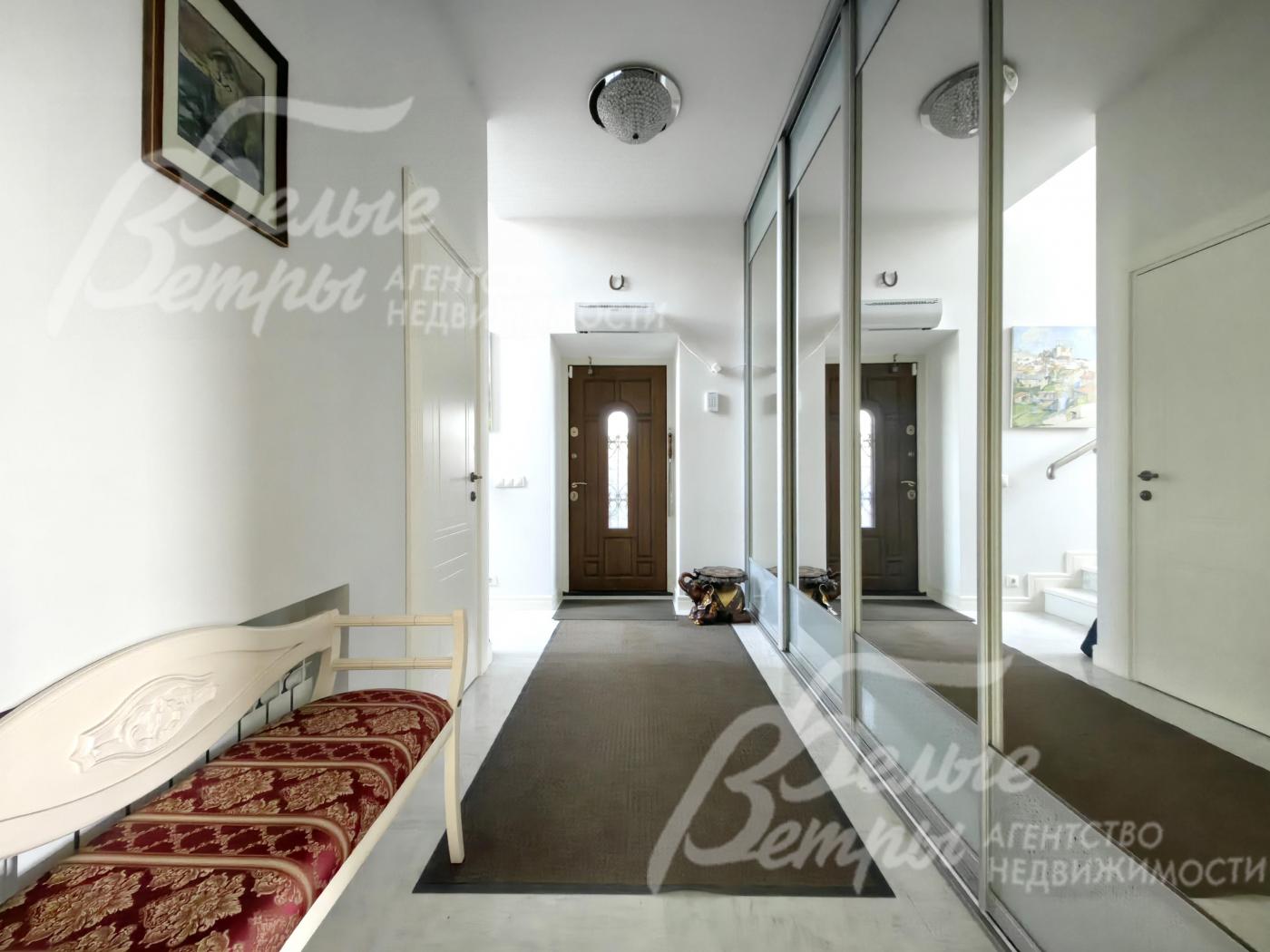 Прихожая с вместительными шкафами