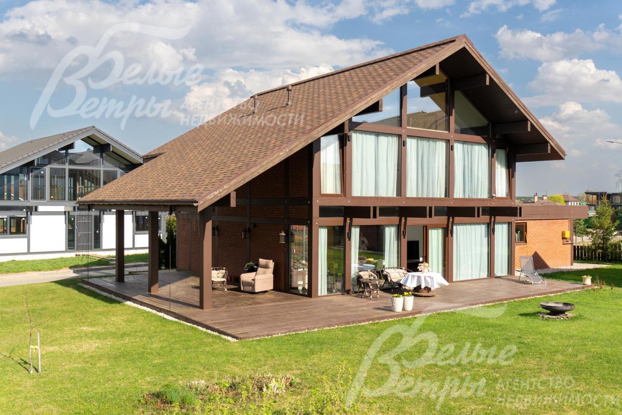 Вокруг дом - просторные открытая и крытая террасы