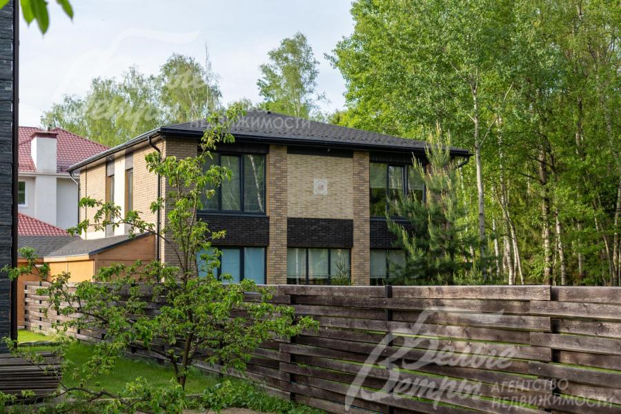 Дом стоит на участке, расположенном в тупике у леса