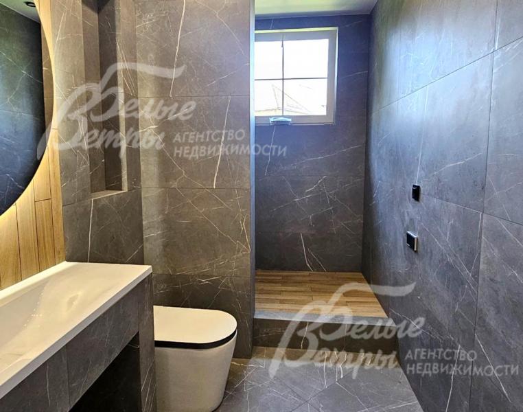 Санузел на первом этаже с душевой (все санузлы укомплектованы сантехникой)