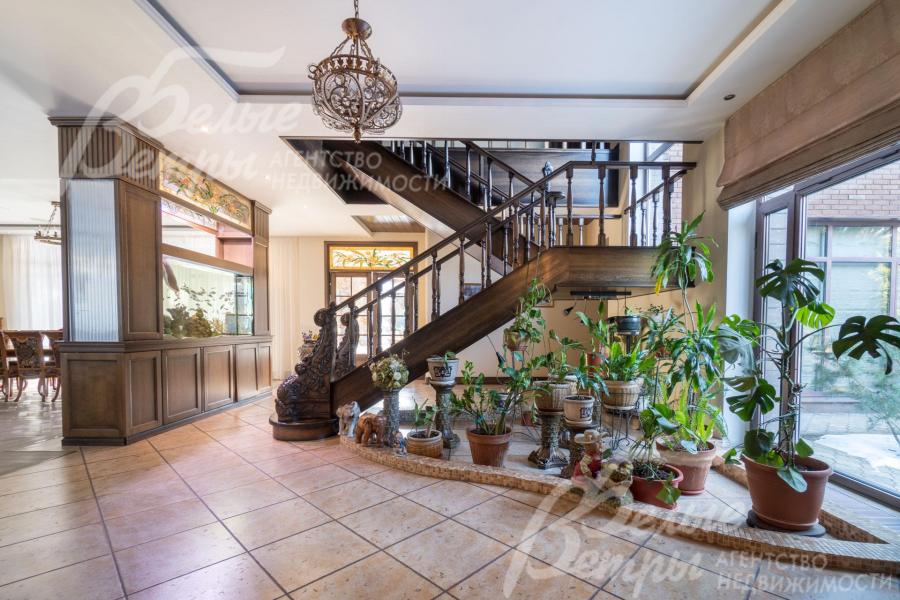 Цветочная зона холла с декором