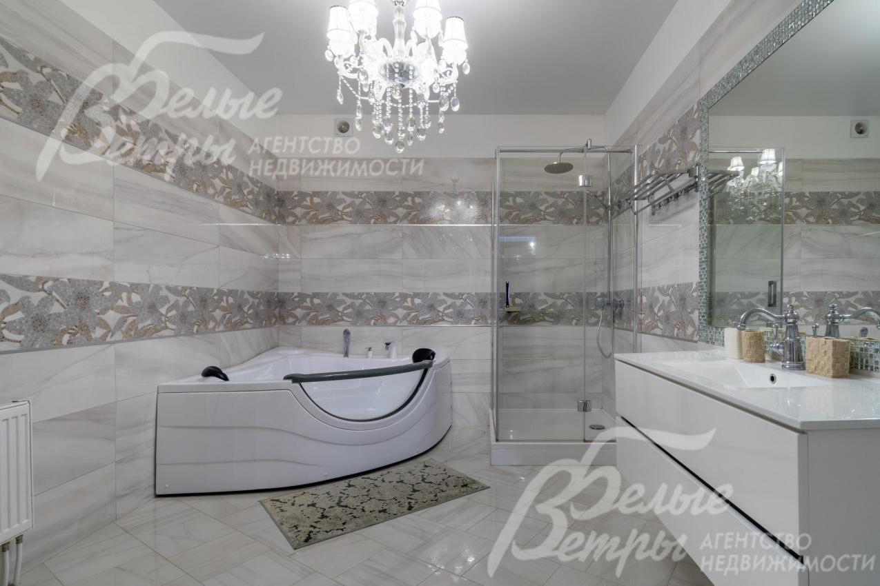 В санузле мастер-спальни - ванна-джакузи и душевая