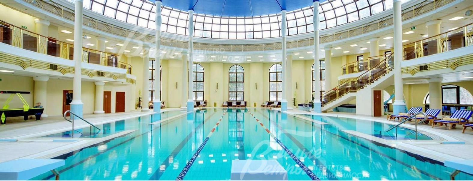 В двух километрах от поселка - пятизвездочный отель Теплеево резорт с шикарным бассейном и СПА-комплексом.