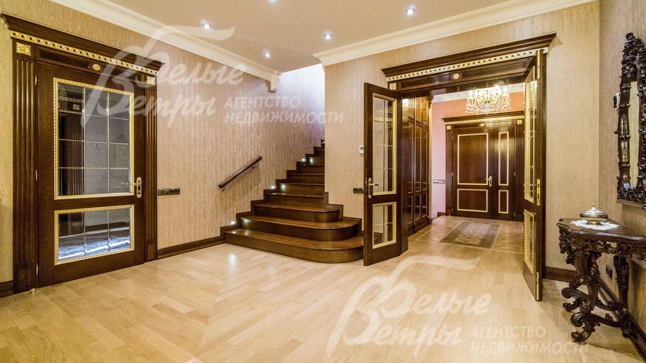 На полу - паркет