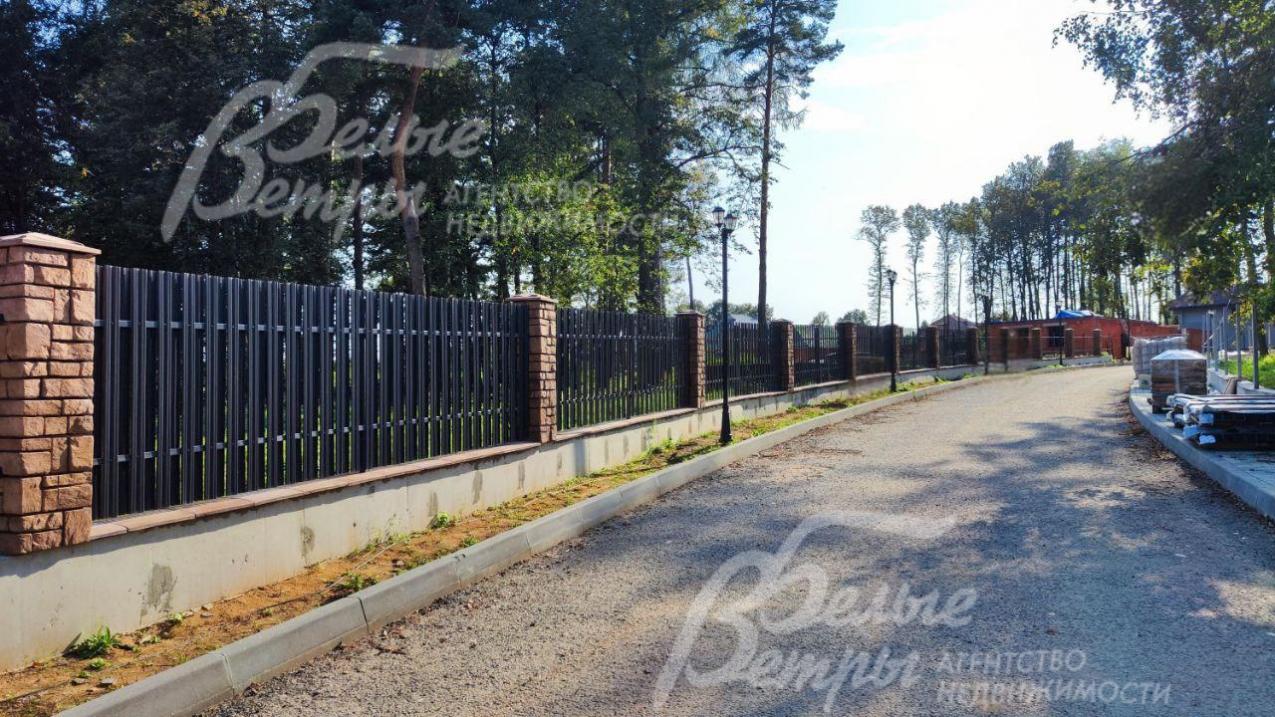 Широкие асфальтовые дороги с троттуарами в поселке Бородино Вилладж.