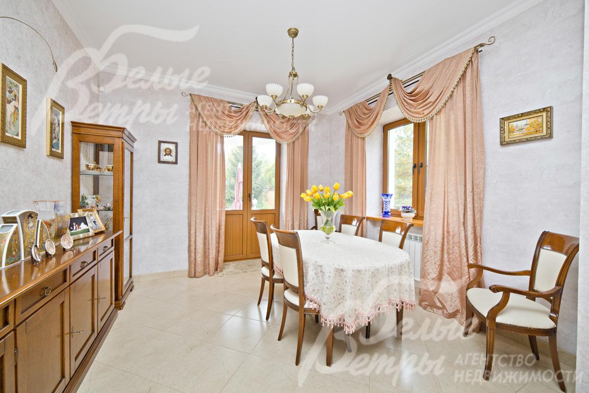 На кухне и в санузлах на полу керамогранит (теплый пол) Италия