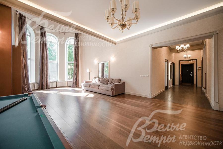 На стенах обои