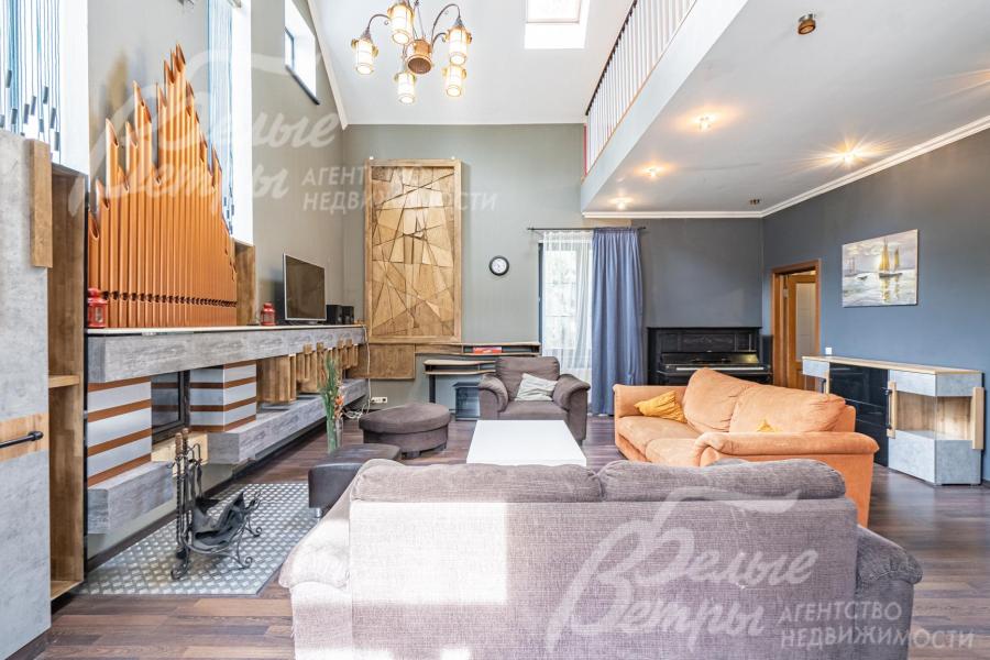 В гостиной второй свет