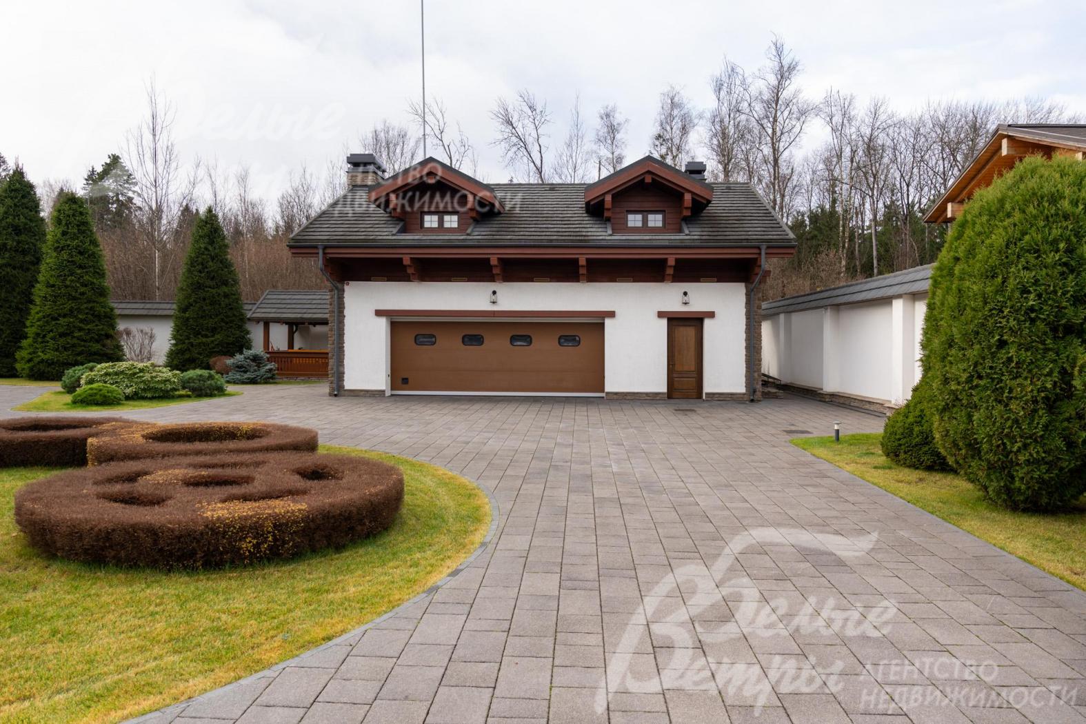 На участке построен гостевой (вспомогательный) дом с гаражом в стиле основного дома