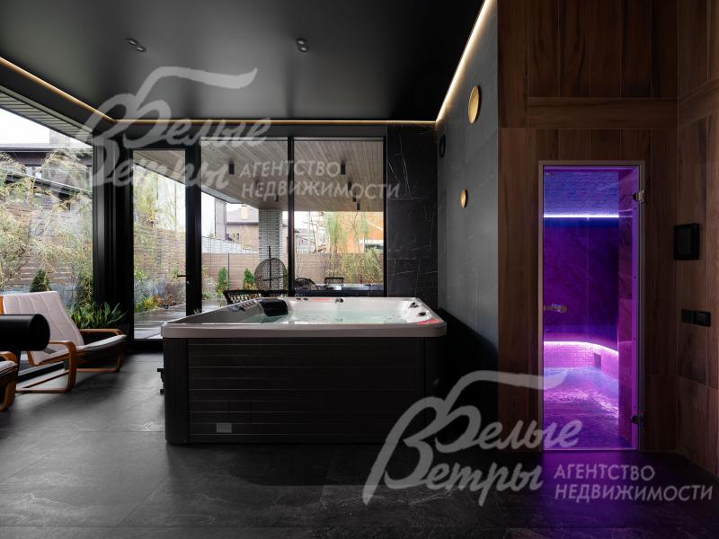 В хамам ведёт стеклянная дверь