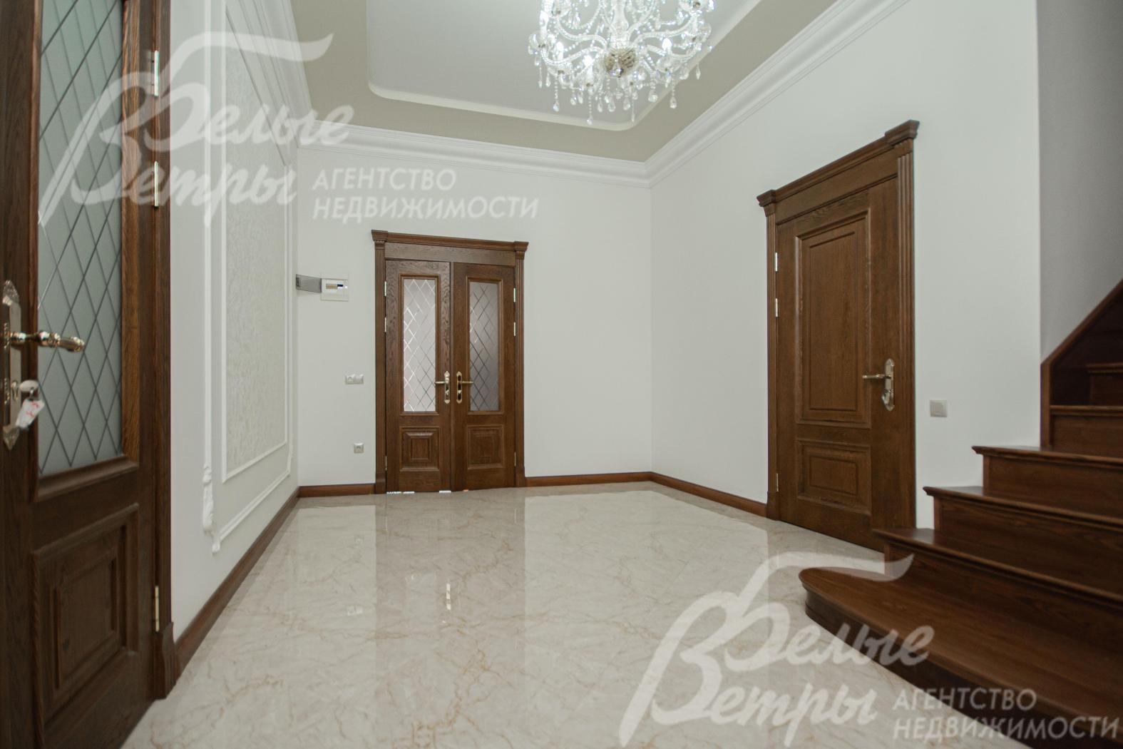 Двери из массива дерева в классическом стиле