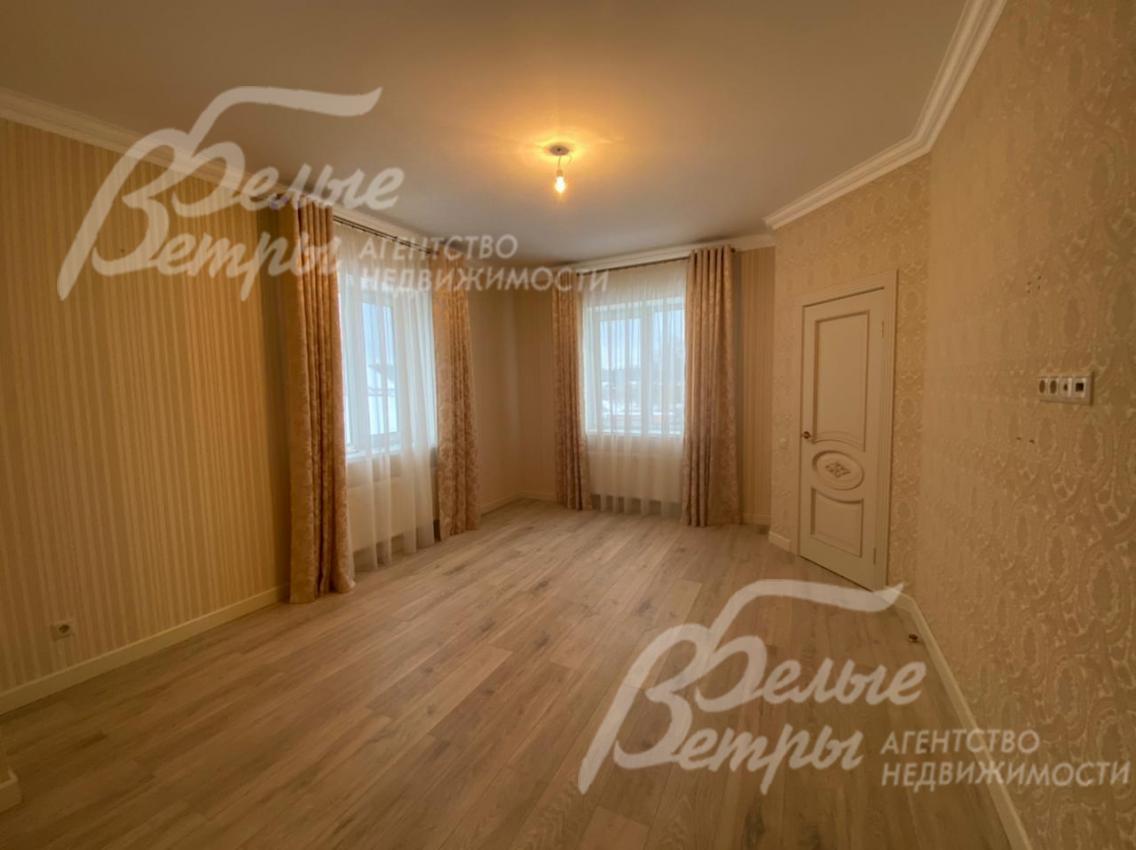 В комнатах на стенах обои