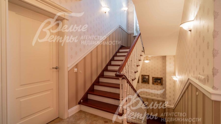 Лестница на бетонном основании отделана деревом дуба