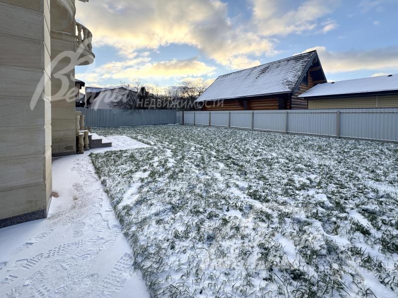 Дом стоит на компактном участке, подготовленном под реализацию ландшафтного проекта