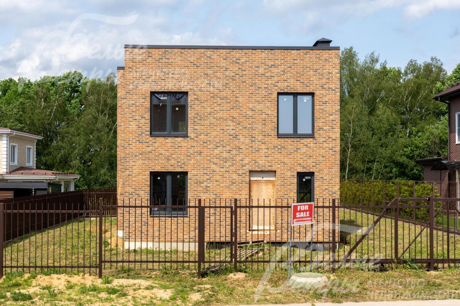 Дом огорожен металлическим прозрачным забором высотой 1,8 м